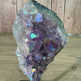 Amethyst-Titan-Aura-Druza auf Stand 5